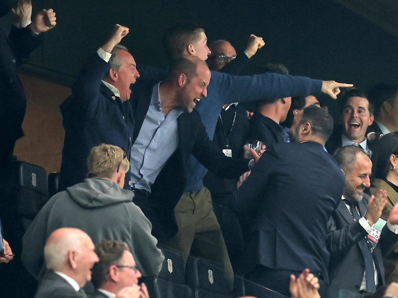 El descontrolado festejo del príncipe Guillermo de Inglaterra como un hincha más del Aston Villa