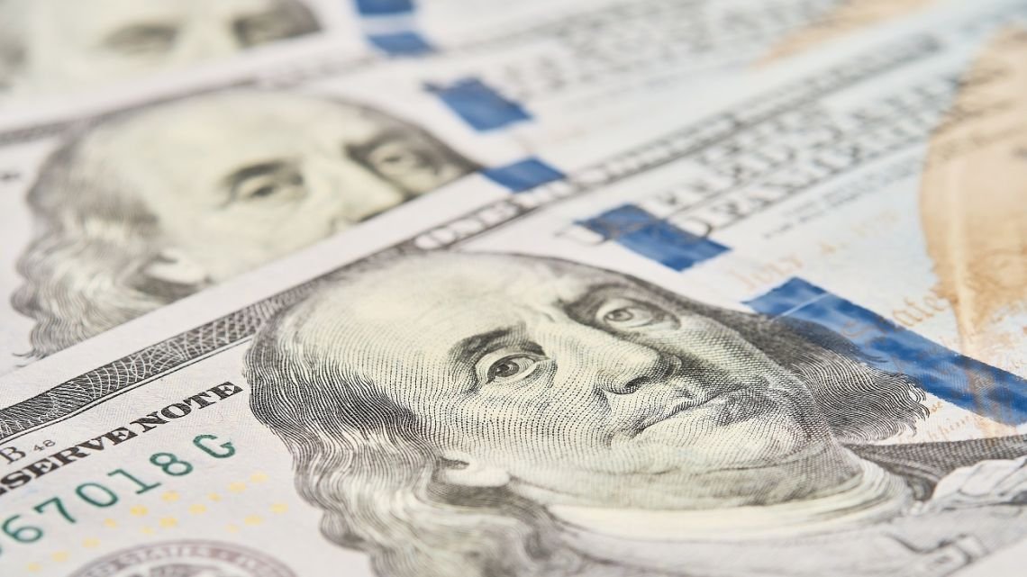 El dólar blue cerró en alza este martes 12 de mayo y el Banco Central volvió a comprar dólares