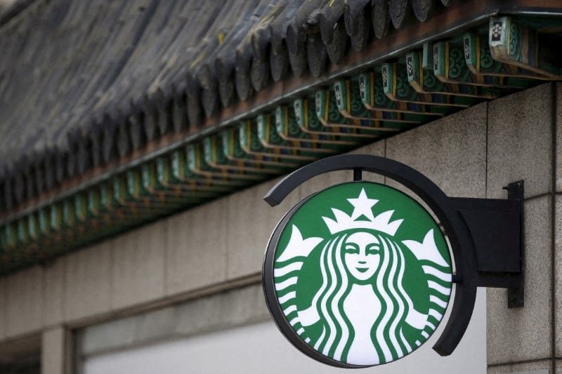 El espinoso anuncio de Starbucks en Corea que evoca la represión militar de 1980 y ha llevado al despido de su director