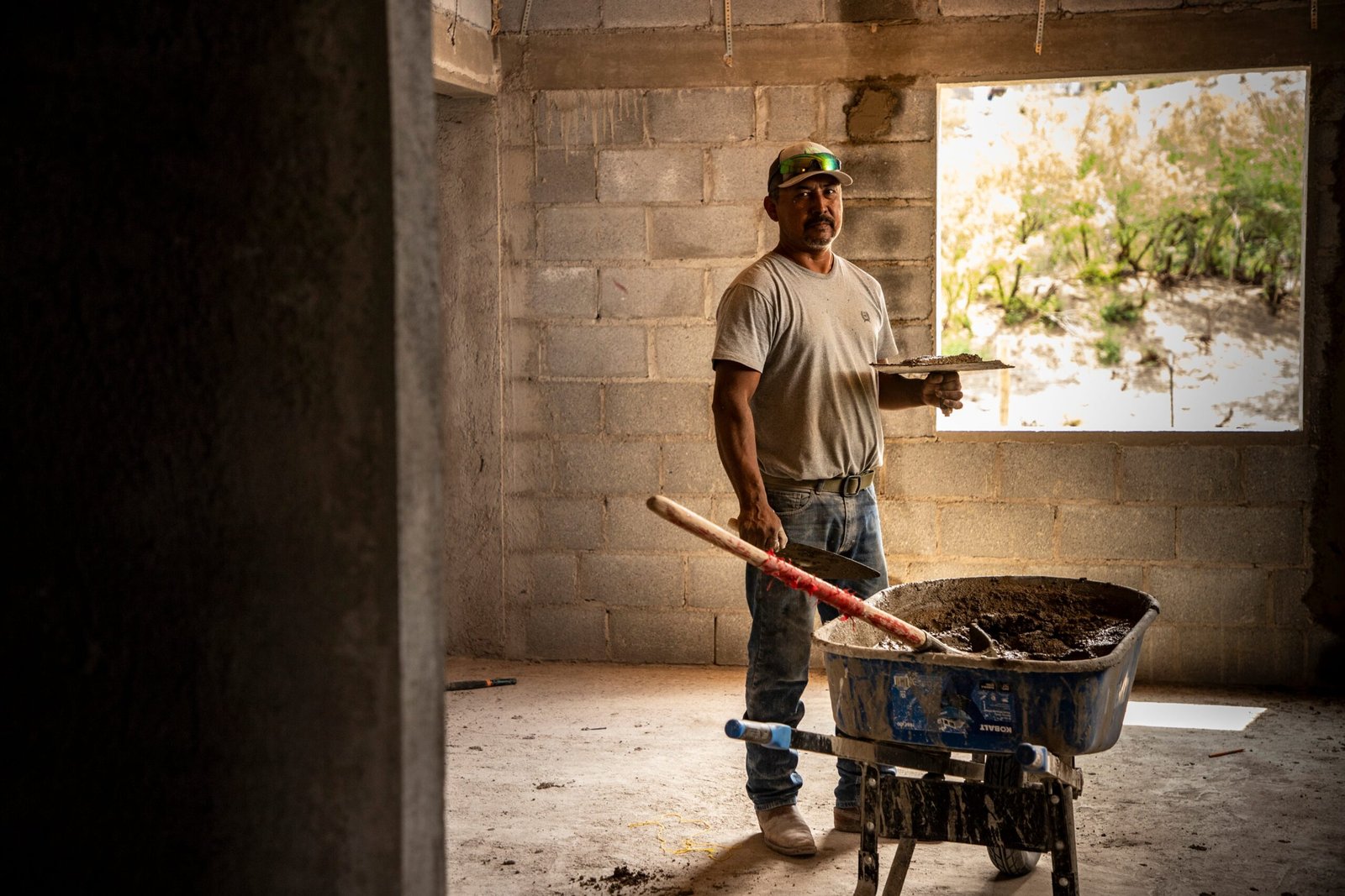 Eleasar Martínez Ureste durante su jornada de trabajo en la construcción, en Boquillas del Carmen.