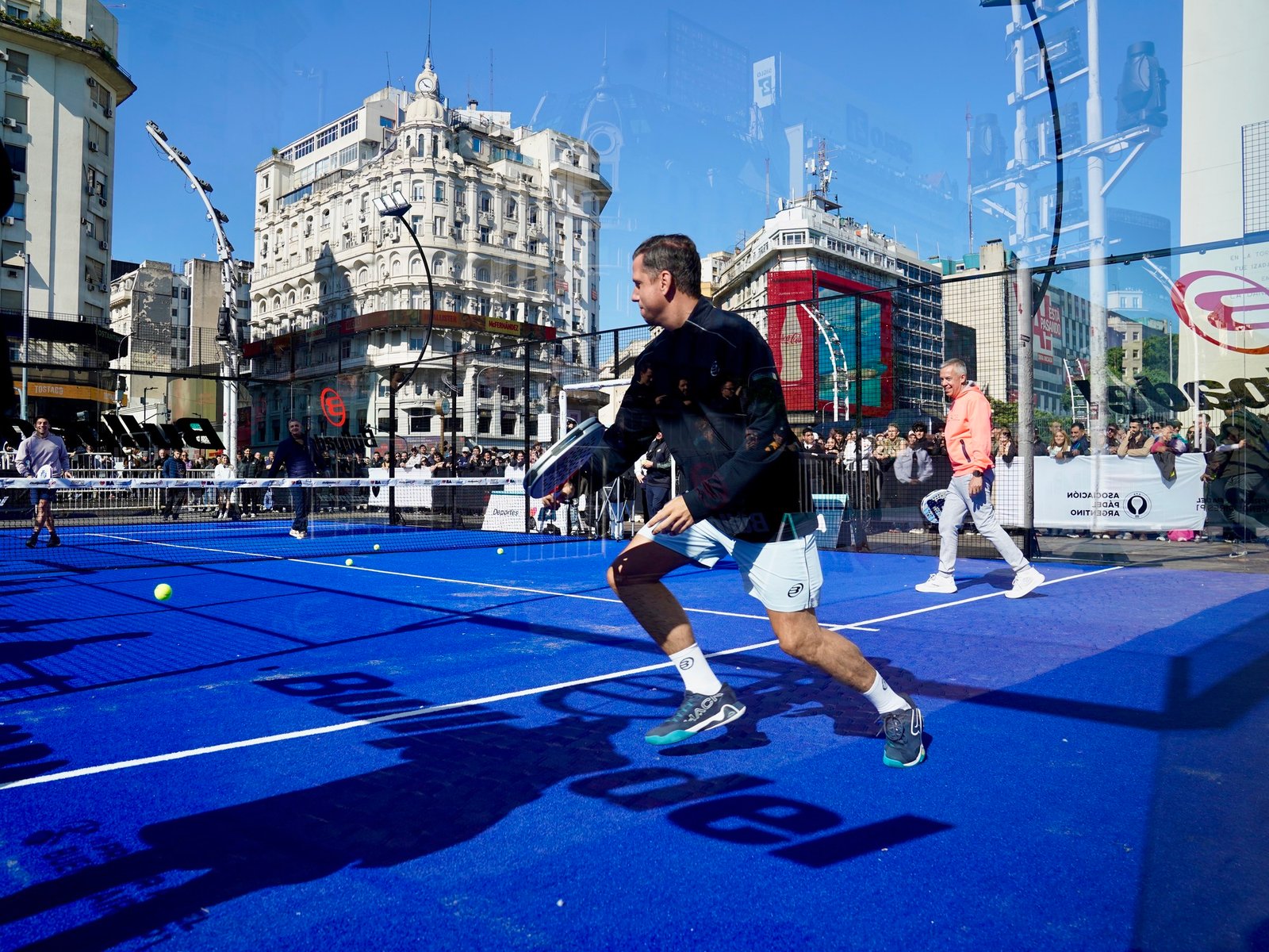 El pádel armó una cancha a los pies del Obelisco, revolucionó el mediodía porteño y disfrutó la previa del Premier de Buenos Aires