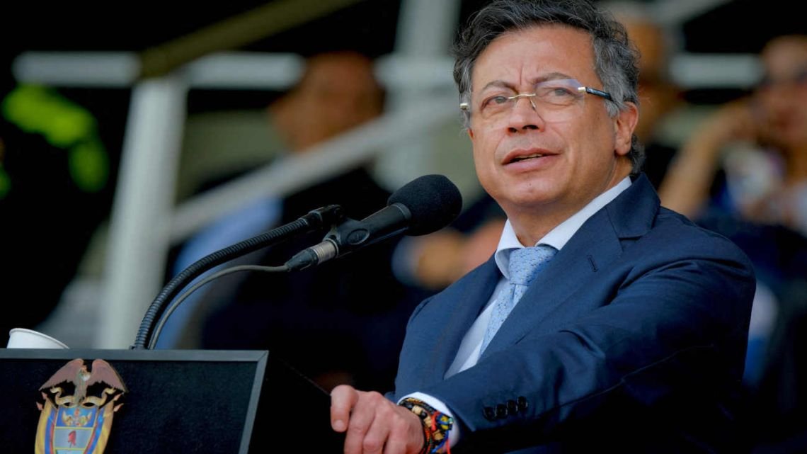 El peso colombiano cae tras la sorpresiva decisión del Banco de la República de mantener tasas
