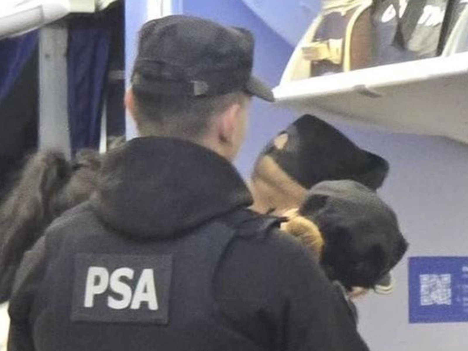 El relato de una periodista que viajaba en el mismo avión que la pareja detenida en Rosario por mantener relaciones sexuales