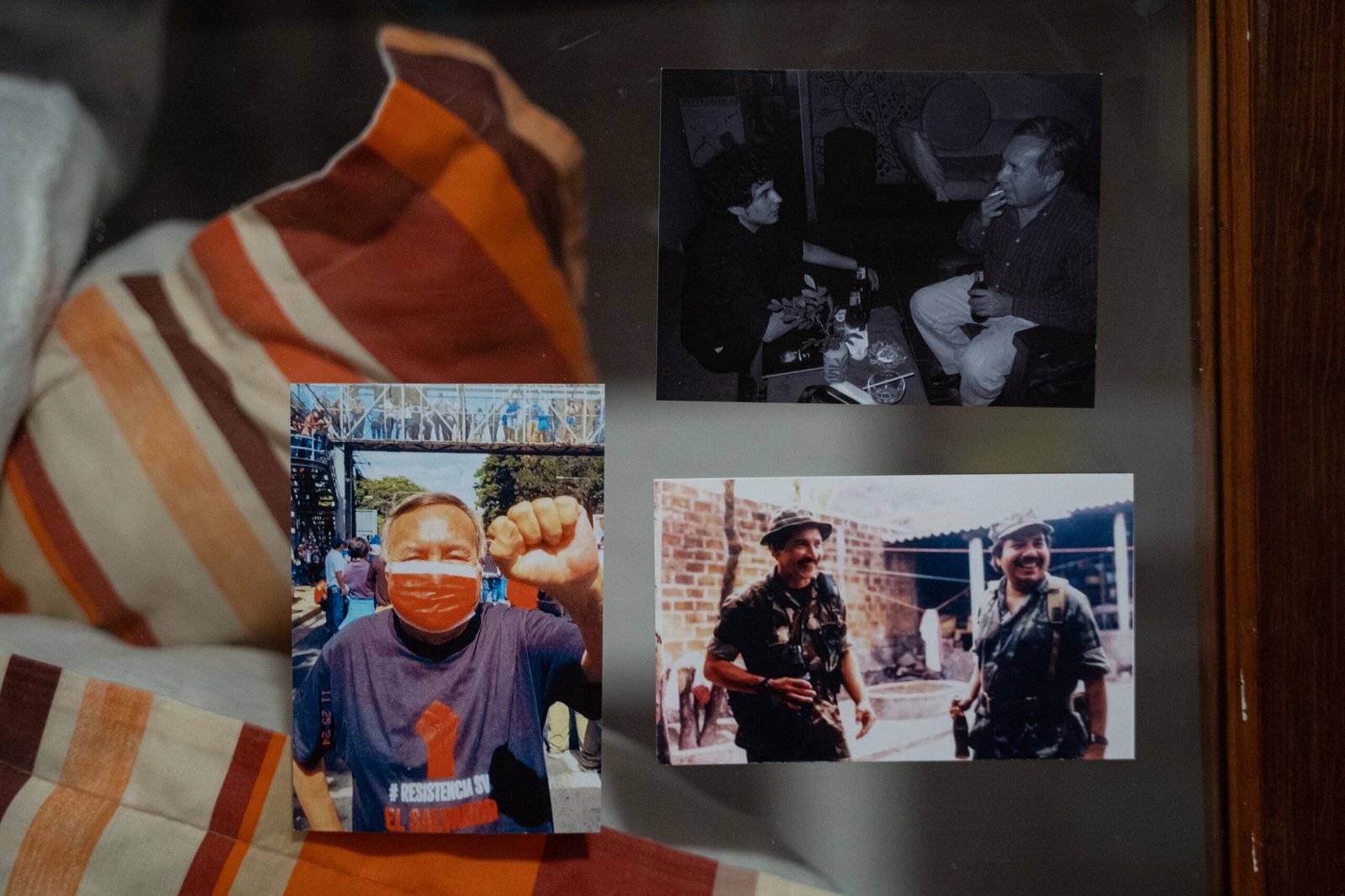 Fotografías de Atilio, colocadas dentro de su estudio.