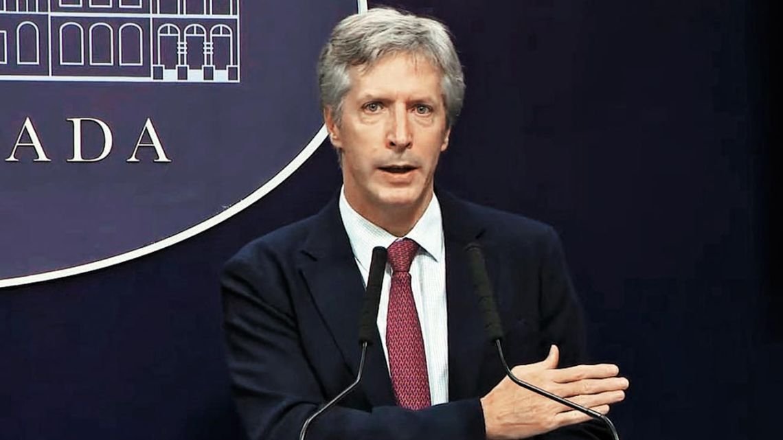 El titular del BCRA confirmó que el cepo a las empresas llegó para quedarse