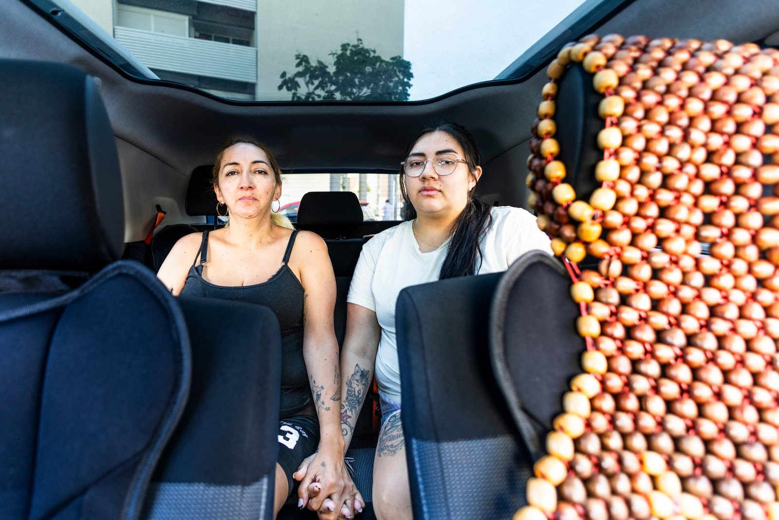 Ana y Shantal, madre e hija que perdieron a Jorge (marido y padre) en el derrumbe del edificio en la calle Hileras, en el coche de Jorge que mantienen y al que bajan a escuchar música, en Fuenlabrada.