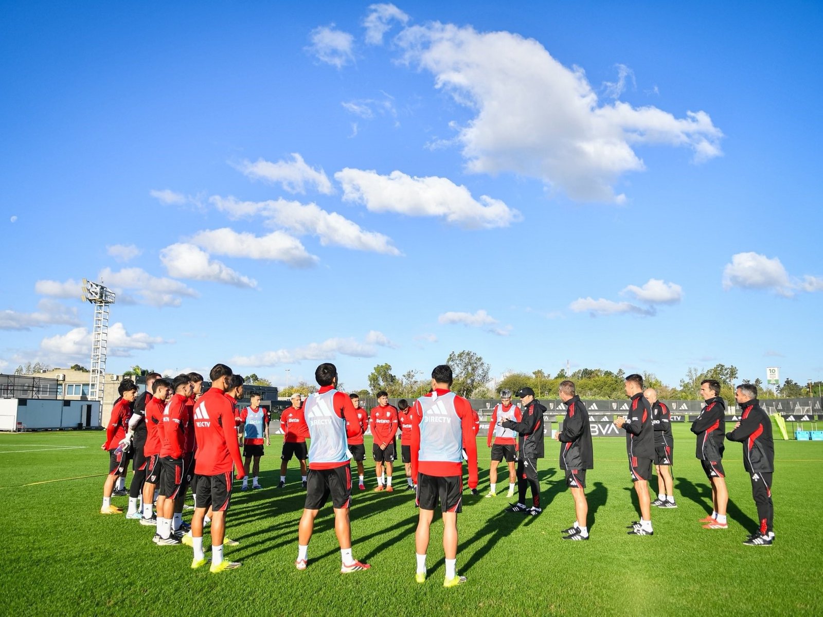 Entre tantas malas, Coudet confirmó dos altas en el plantel :: Olé