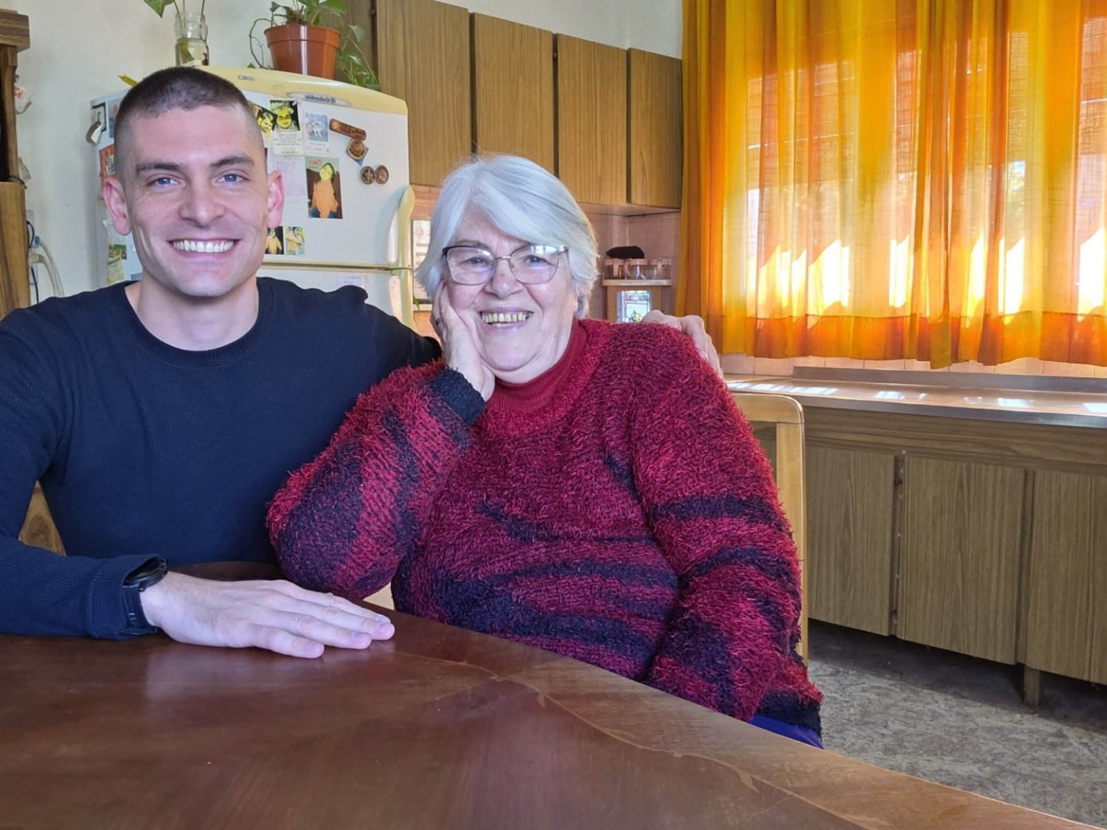 Es ingeniero y enseña con su abuela cómo conservar mejor los alimentos: sus 5 tips clave