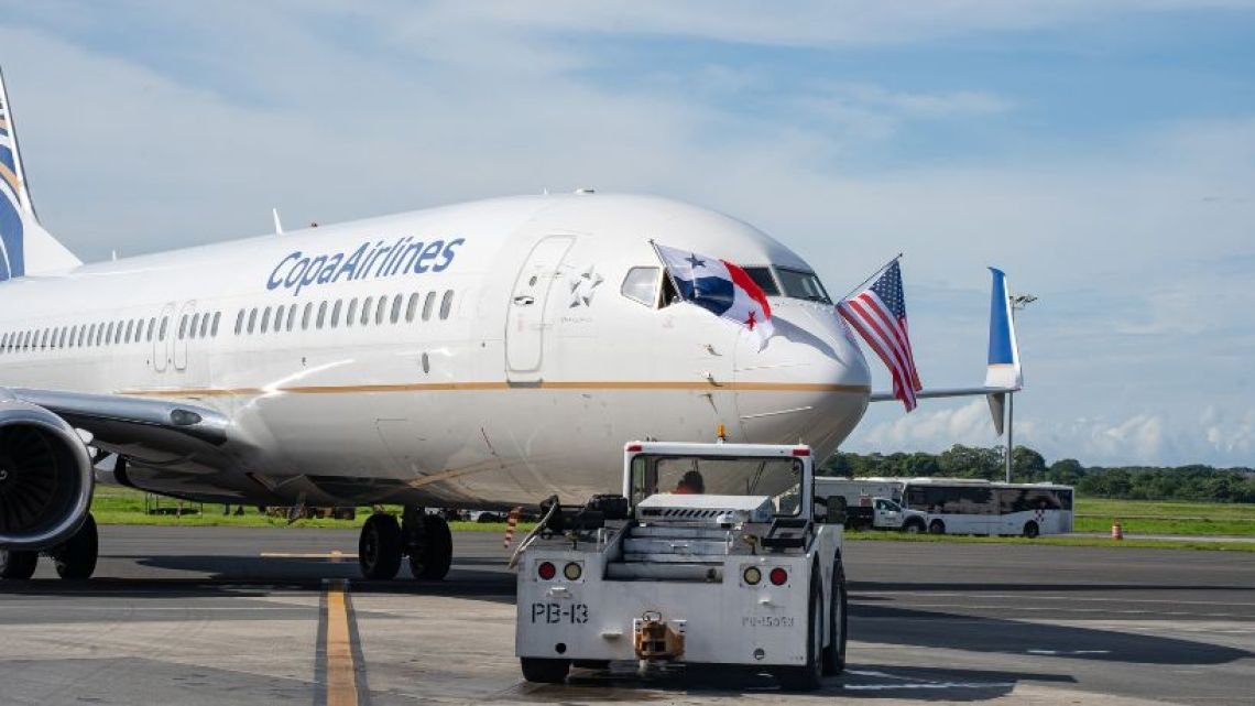 Escándalo en el avión: detienen en Rosario a una pareja que intentó tener sexo en pleno vuelo