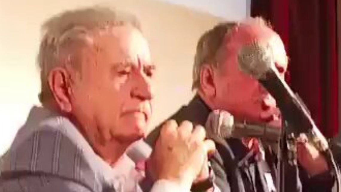 Escracharon a Duhalde en la presentación de un libro sobre su gestión como gobernador: por qué se cantó la la marcha peronista