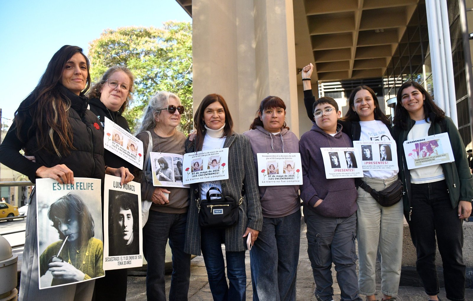 Familiares de Ester Felipe y Luis Monaco en tribunales federales, en Argentina, este martes.