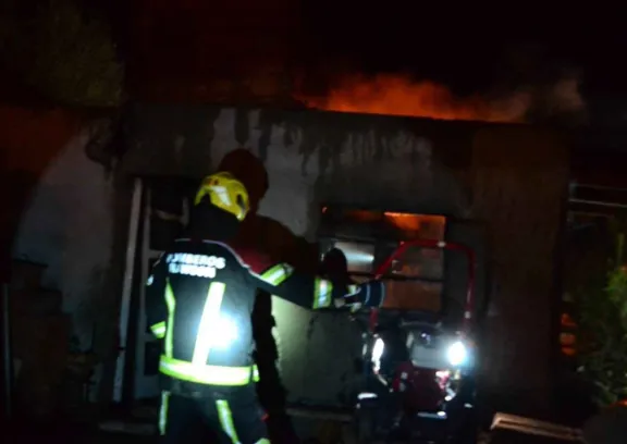 Feroz incendio dejó importantes daños en una vivienda de Playa Cangrejales