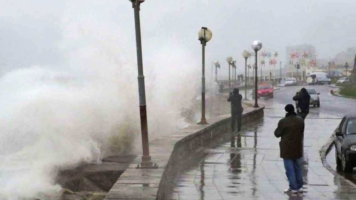 Feroz temporal en la costa bonaerense: evacuaciones, cortes de luz y alertas