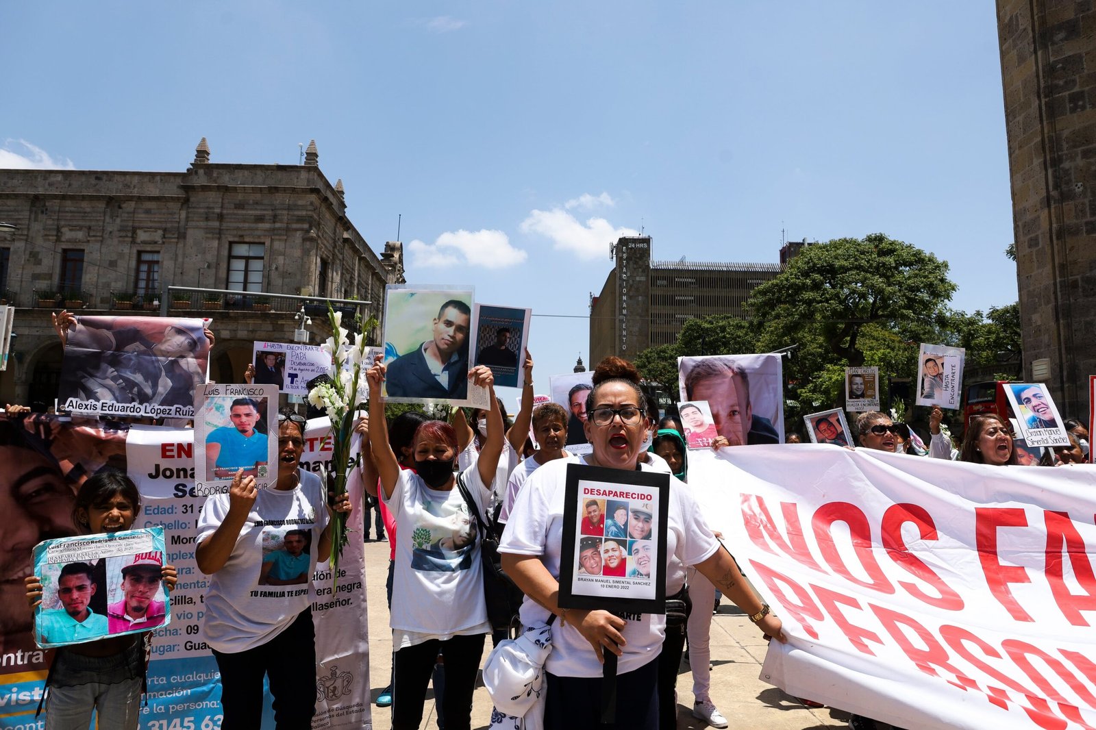 Familiares de desaparecidos en la Catedral de Guadalajara, Jalisco, el 24 de julio de 2022.