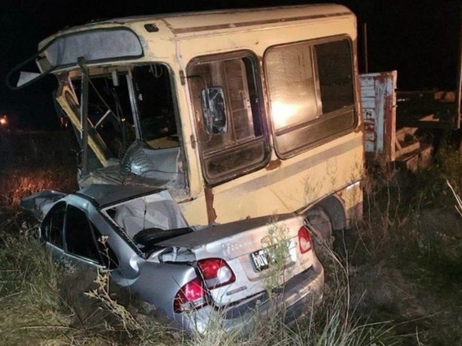 Iban al velorio de su hermano, chocaron de frente con un camión con acoplado y murieron