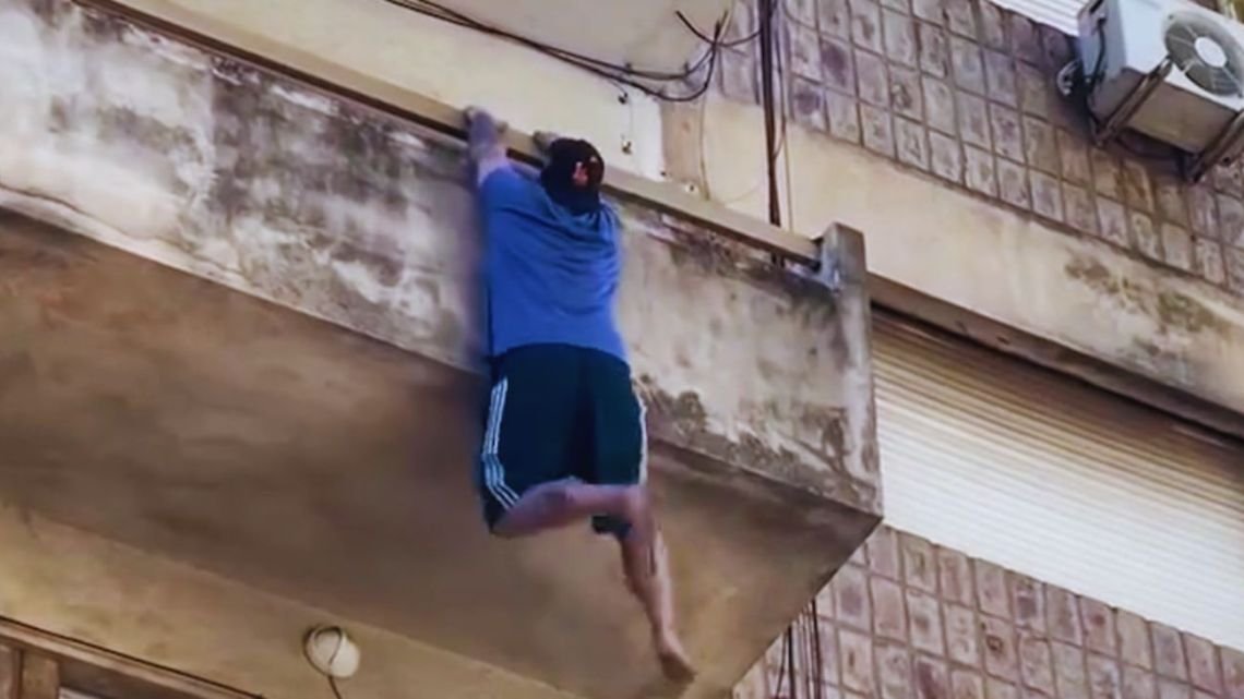Impactante escena en Rosario: cayó al vacío desde un cuarto piso y sobrevivió de milagro