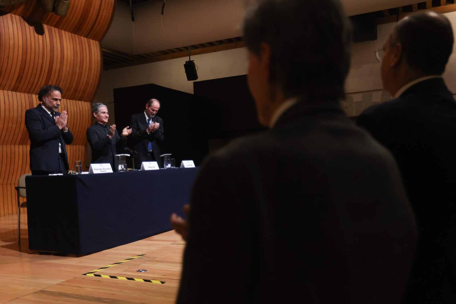 Alejandro González Iñárritu, Felipe Leal y Juan Villoro en el Colegio Nacional, este martes.