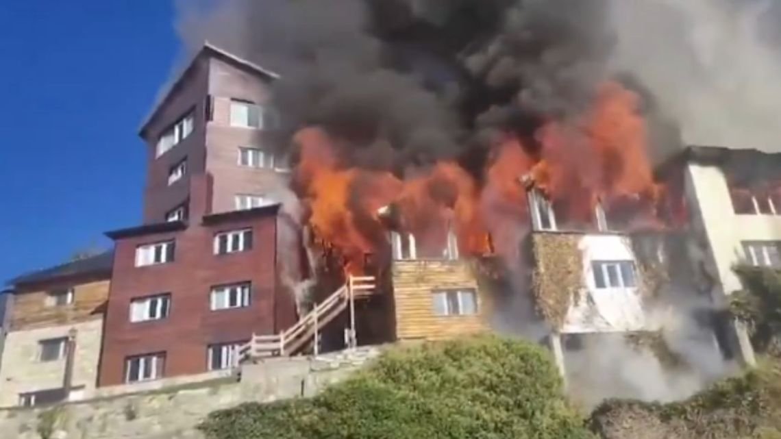 Incendio en Bariloche: se prendió fuego el histórico Hotel Huemul frente al lago Nahuel Huapi