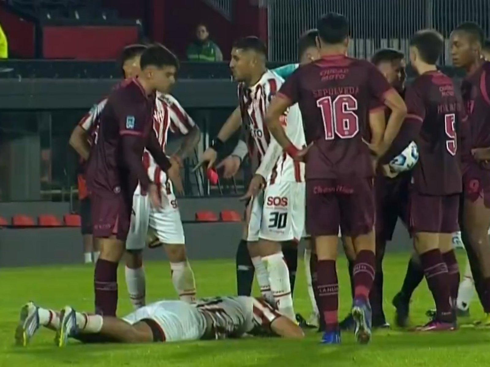 Instituto sacó a Lanús de la Copa Argentina, en una batalla que tuvo cuatro rojas y una patada criminal