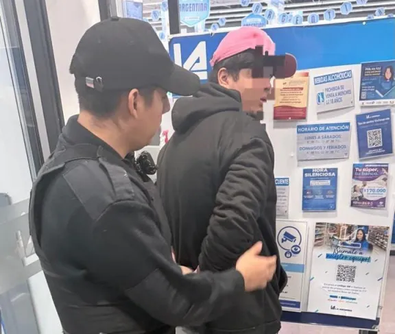 Intentó robar carne escondida entre su ropa de un supermercado y fue detenido