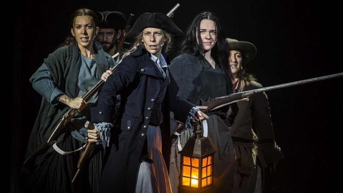 Invasiones I: No Bombardeen Buenos Aires, un musical para aplaudir de pie