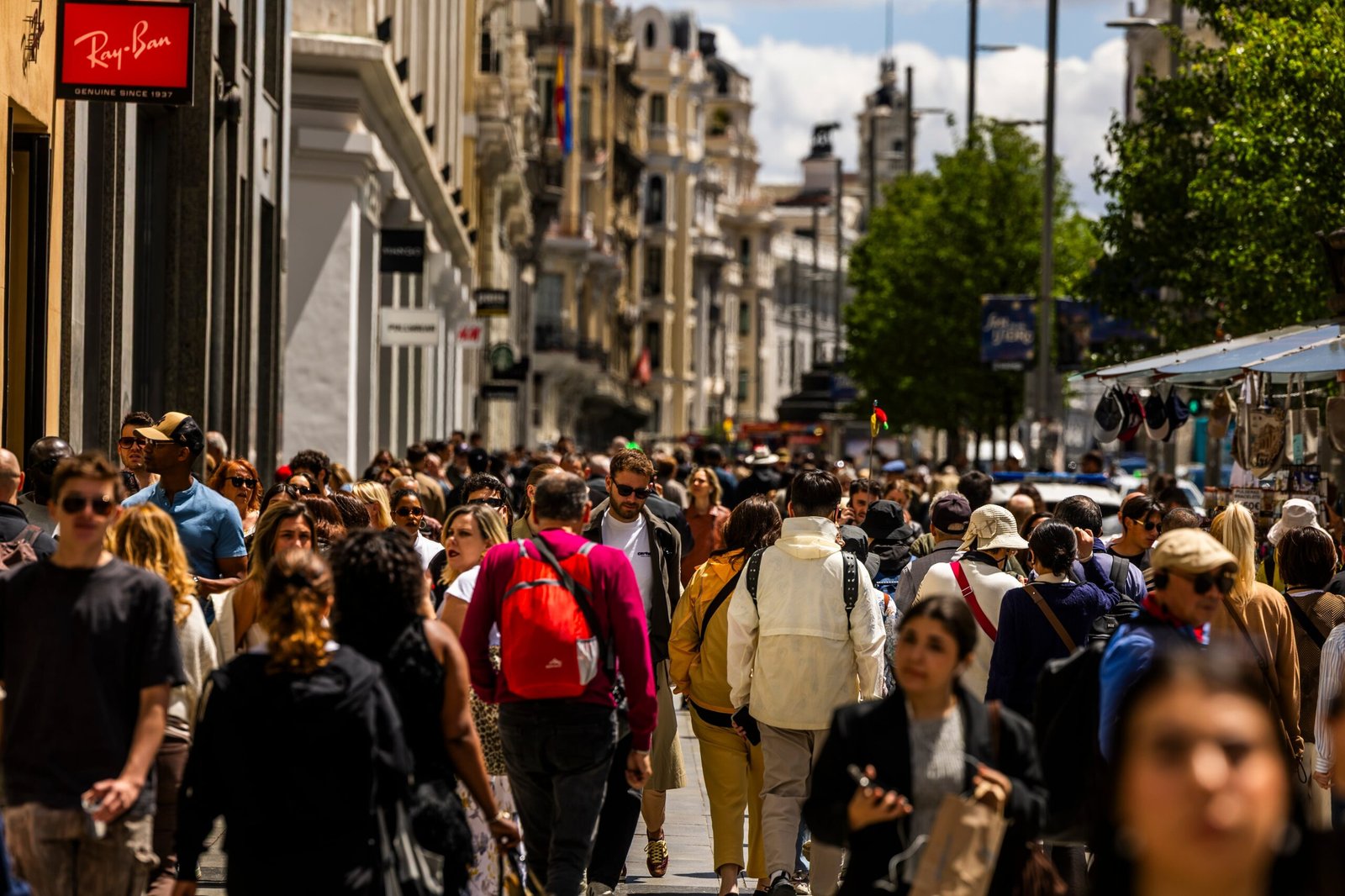 Los participantes tuvieron que discriminar y enfocarse en conversaciones rodeadas de ruido ambiental. En la imagen, aglomeración de gente en la Gran Vía, en Madrid