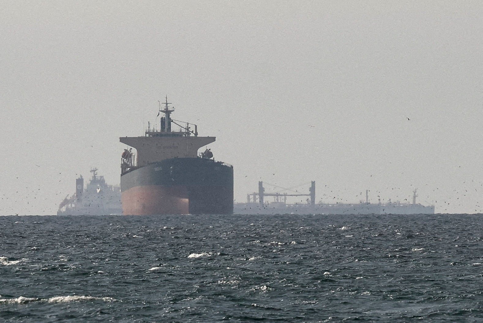 Irán abre fuego ante el intento de Estados Unidos de sacar buques del estrecho de Ormuz