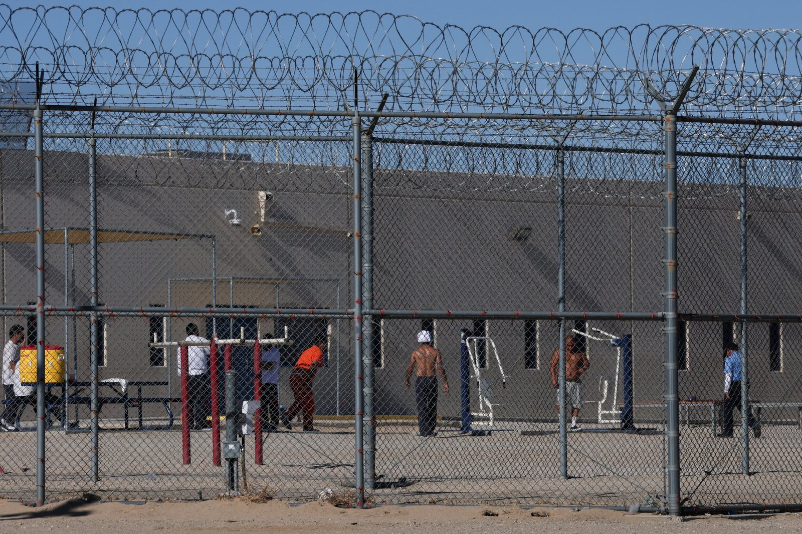 La Fiscalía de California denuncia que en centros del ICE desnudan a los migrantes y los castigan excesivamente