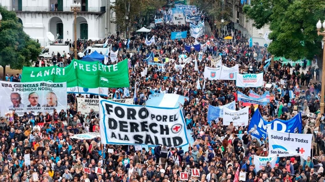 La Marcha por la Salud Pública reunió a miles de personas y profundizó la pelea entre Nación y Provincia
