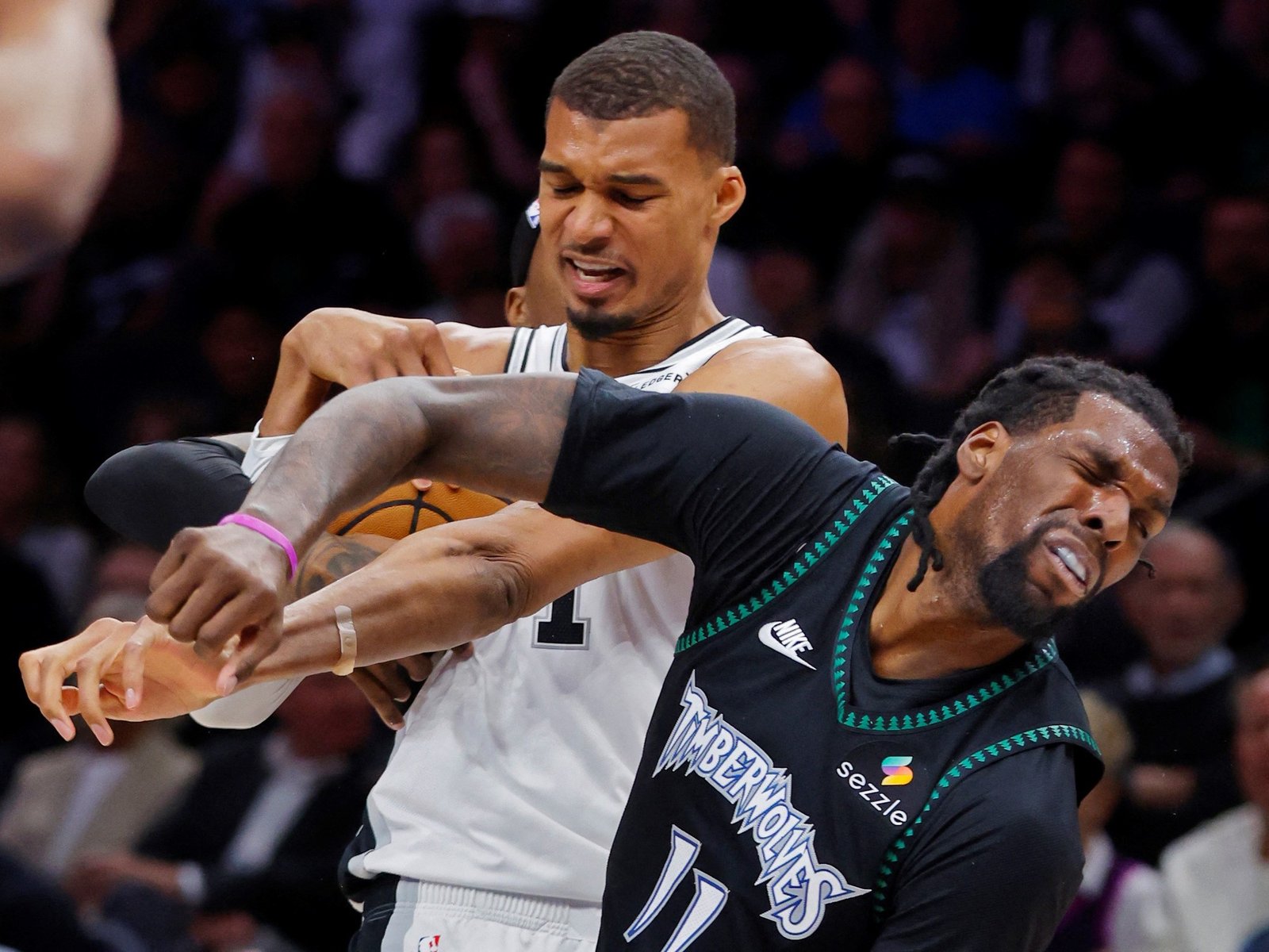 La NBA sorprendió con la sanción a Wembanyama tras su codazo a Naz Reid, en los playoffs entre Spurs y Timberwolves