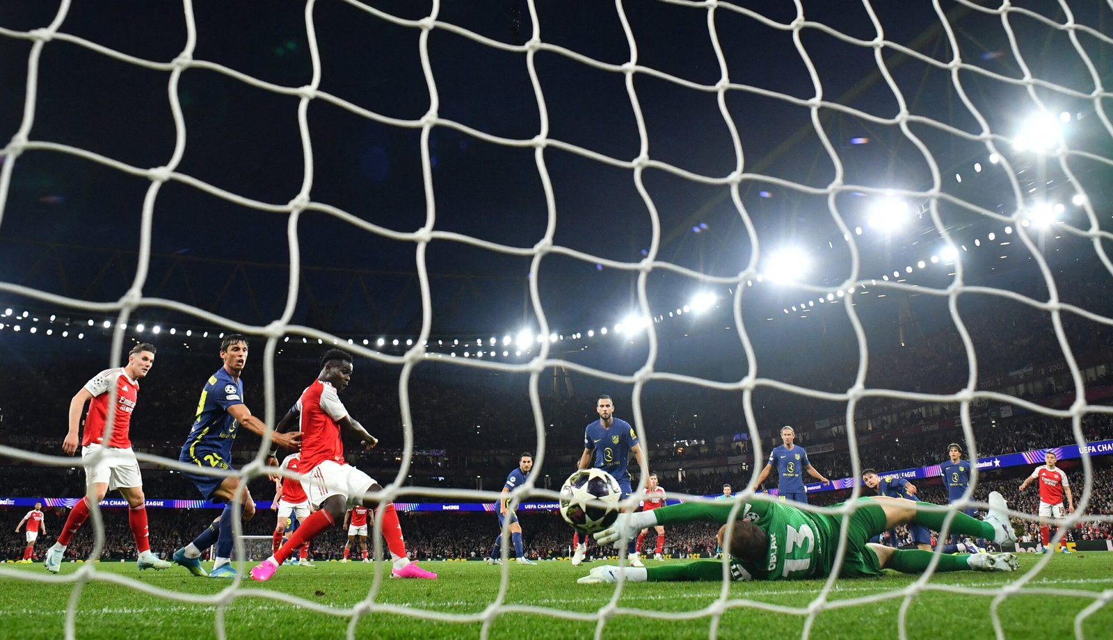 La falta de pegada condena al Atlético ante el Arsenal y le deja a las puertas de la final