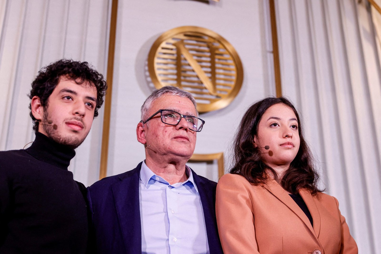 La familia de la Nobel de la Paz iraní hospitalizada Narges Mohammadi sostiene que su “vida pende de un hilo”