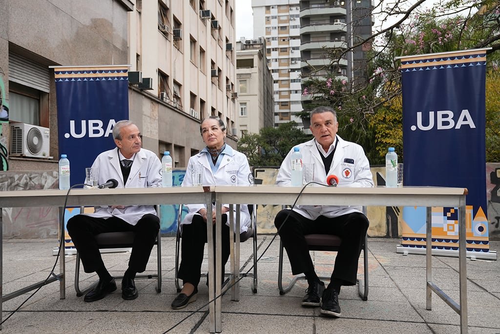 La motosierra de Milei deja a los hospitales universitarios de Argentina al borde del colapso