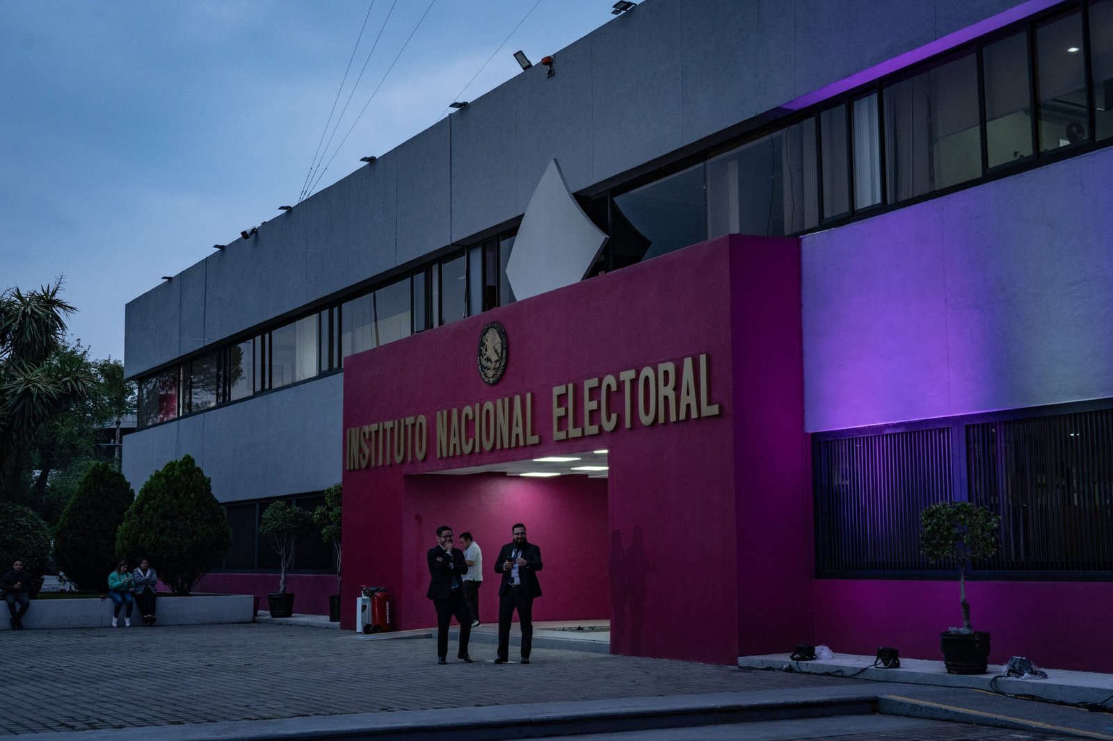 Fachada del Instituto Nacional Electoral, en junio de 2025.