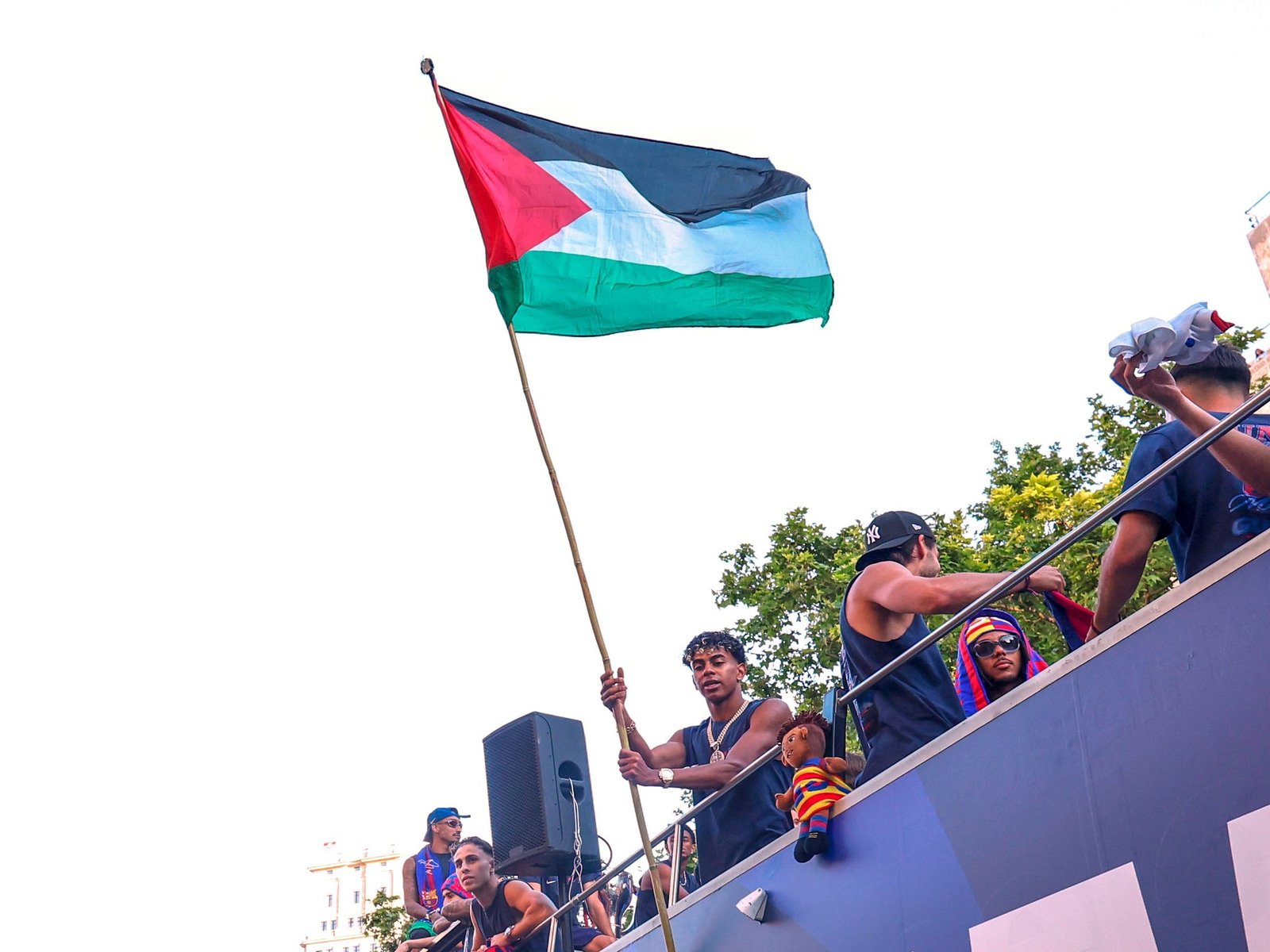 Lamine Yamal celebró el título del Barcelona con la bandera de Palestina y desató una polémica en España