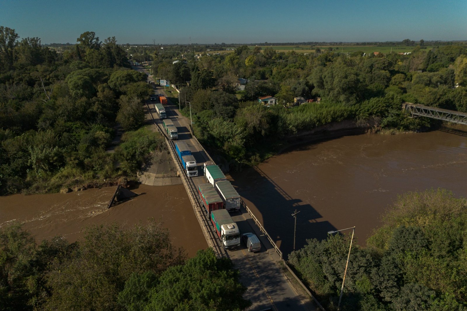 Las exportaciones de soja y maíz llenan de humo y ruido las localidades vecinas de los puertos argentinos