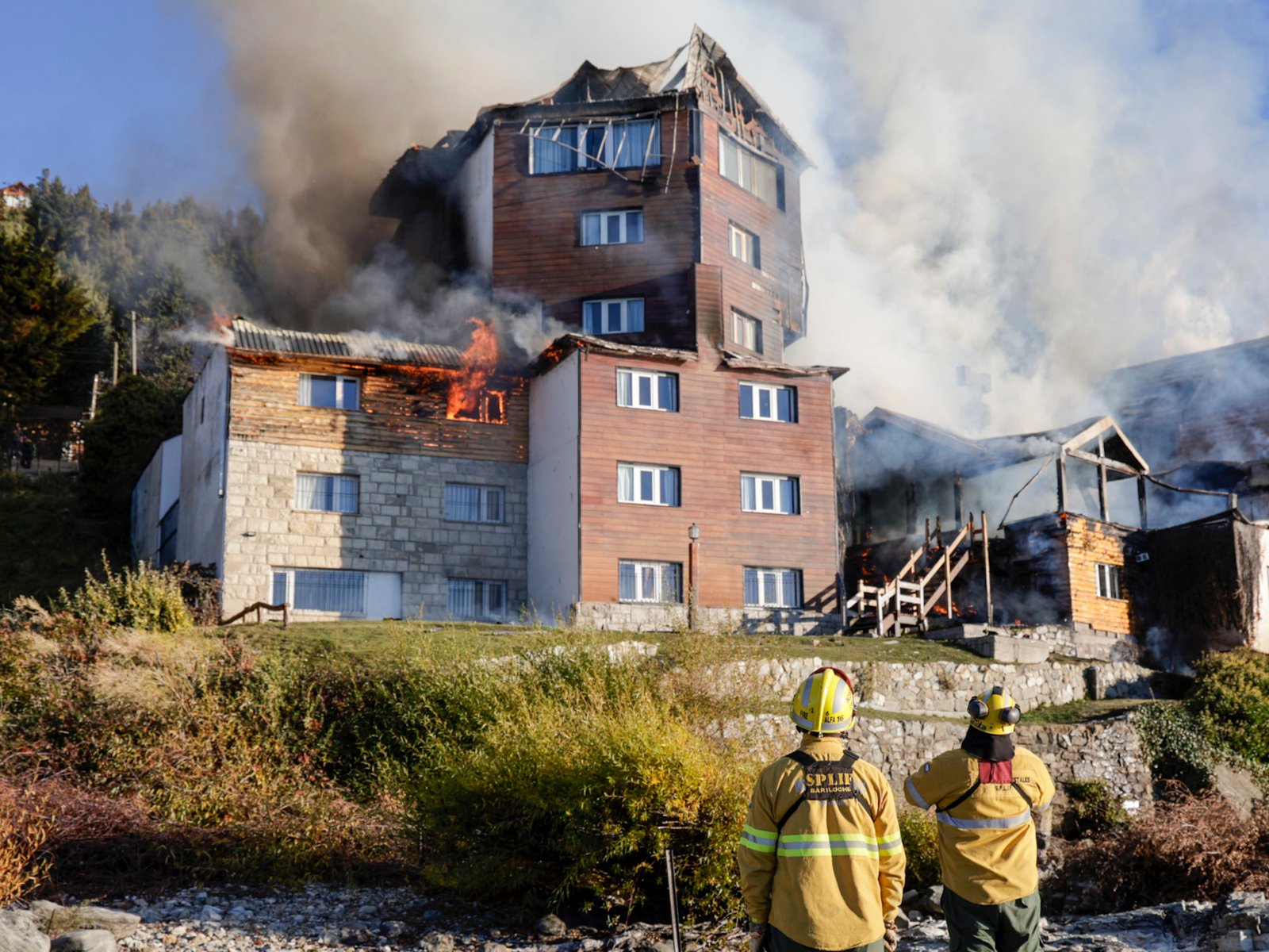Las imágenes más impactantes del incendio que destruyó un histórico hotel de Bariloche
