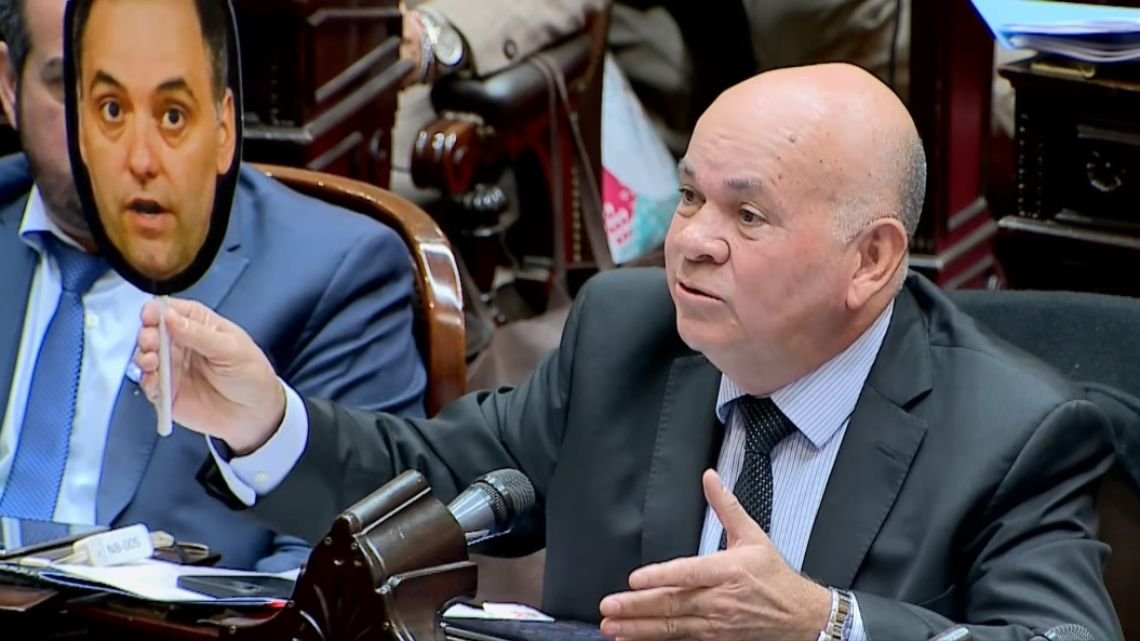 Leiva llevó una careta de Adorni al Congreso y lo llamó “el mayor delincuente de este Gobierno”
