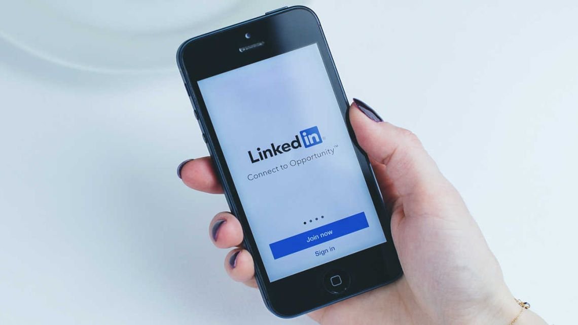 LinkedIn recorta empleos en plena expansión de la inteligencia artificial de Microsoft