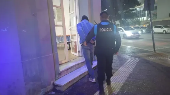 Lo interceptaron en un control y tenía pedido de captura