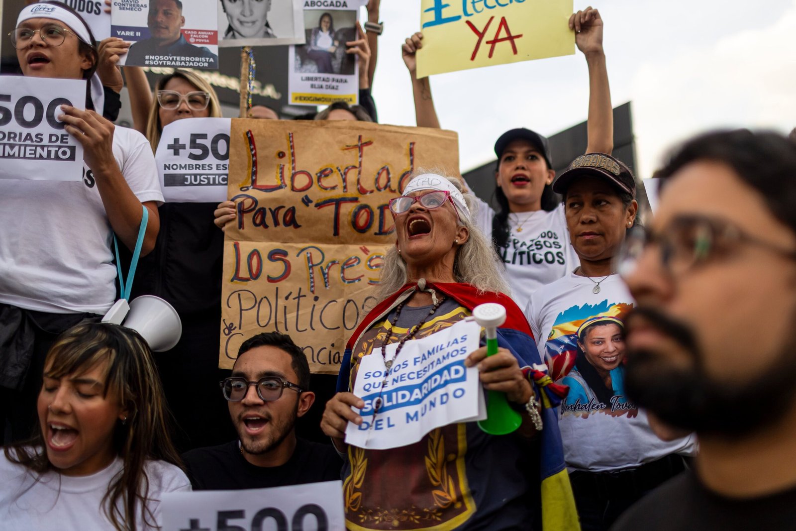 Los inversores aterrizan en Caracas mientras las madres siguen buscando a sus hijos en las cárceles