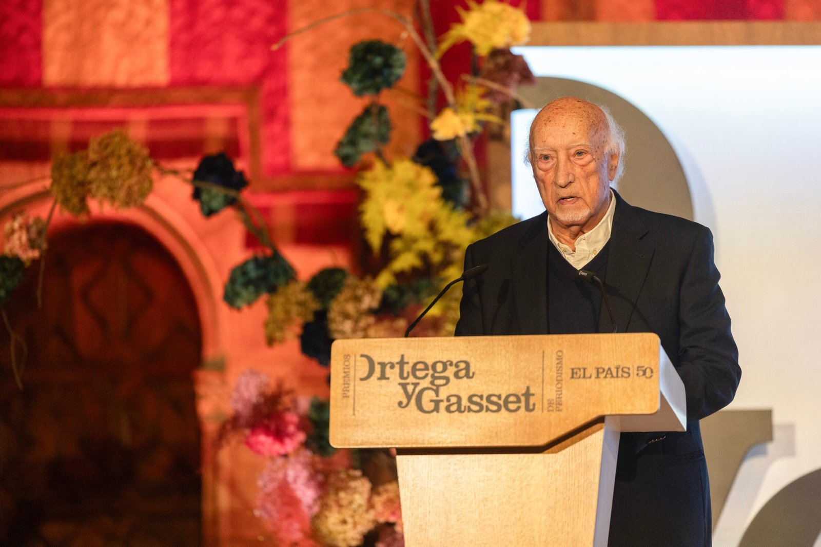El escritor y columnista de EL PAÍS Manuel Vicent, en la gala de entrega de los Premios Ortega y Gasset de Periodismo 2026, celebrada este lunes en Barcelona.