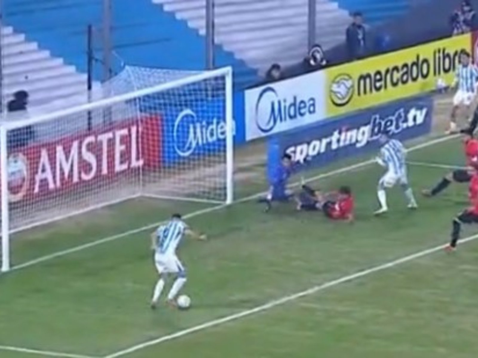 Maravilla Martínez pasó del penal de la "redención" al insólito gol errado en la eliminación de Racing en la Sudamericana