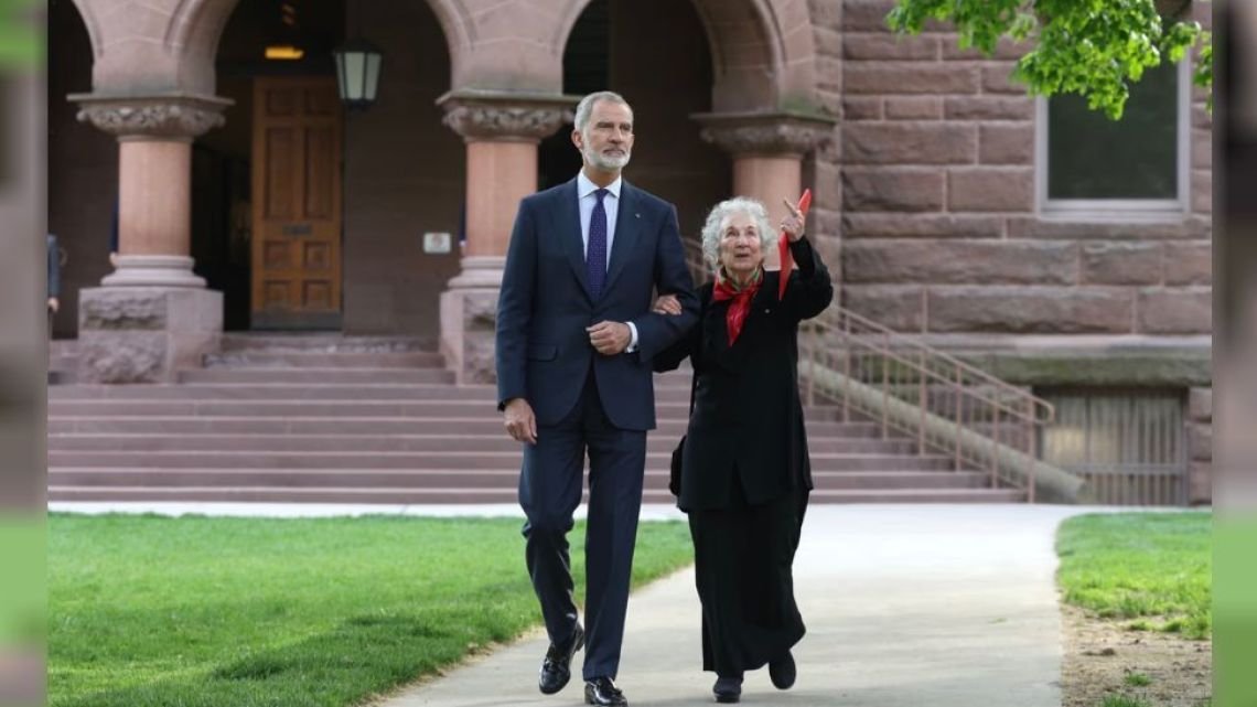 Margaret Atwood recibió el Premio Joan Margarit y defendió a la poesía como refugio frente a los autoritarismos