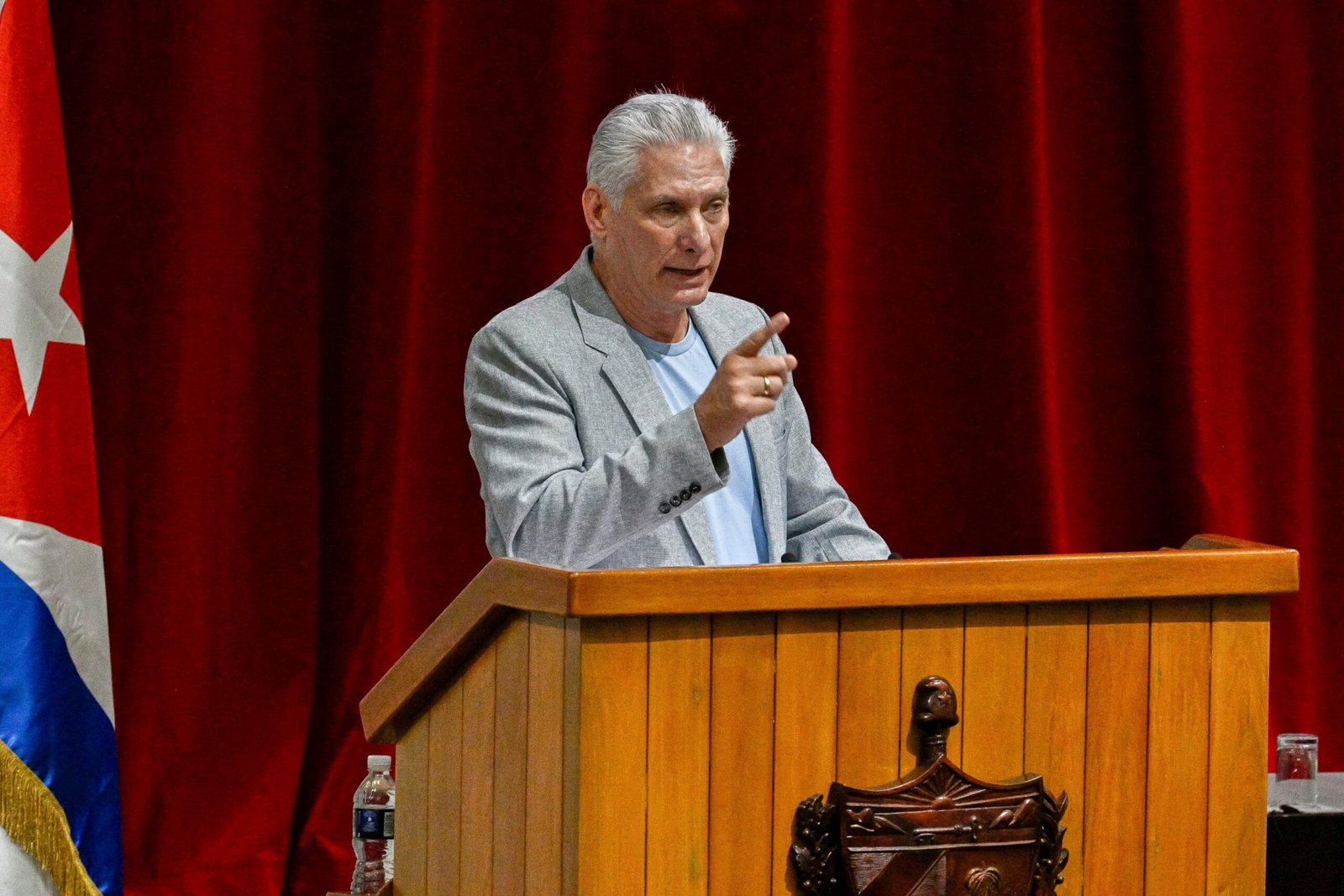Miguel Díaz-Canel durante una reunión con miembros del convoy Nuestra América, que llevó ayuda humanitaria, el 20 de marzo.