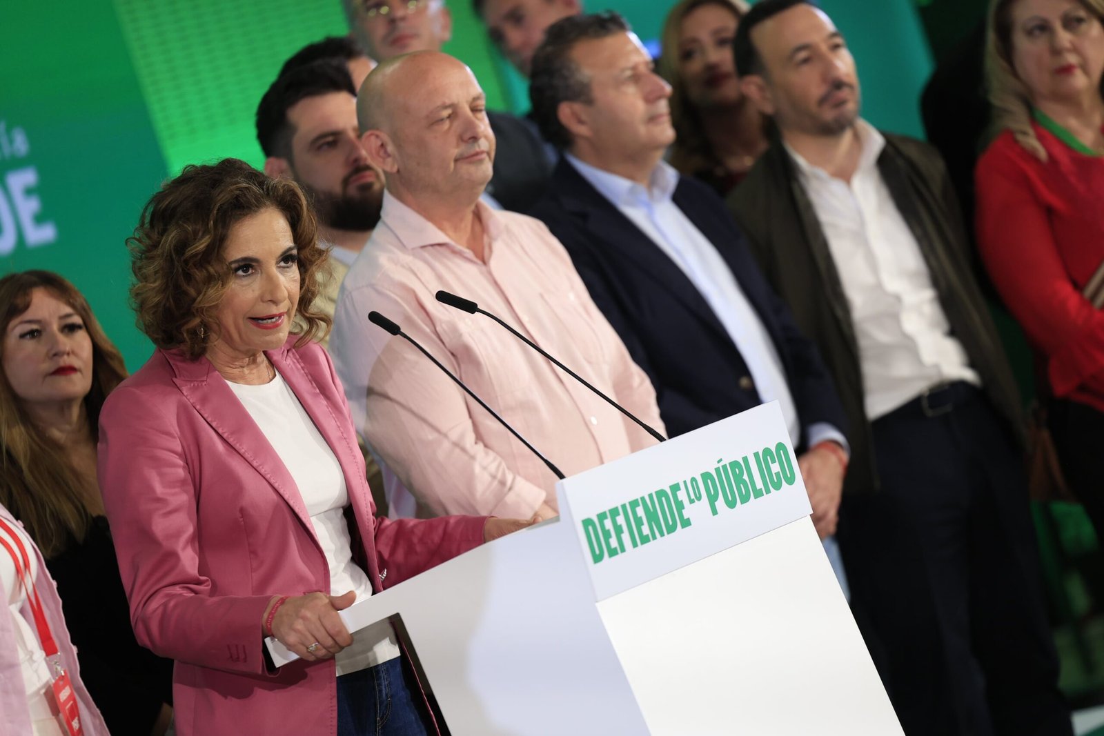 La candidata del PSOE a la presidencia de la Junta, María Jesús Montero (centro), comparece ante la prensa para valorar los resultados electorales del partido este domingo en Sevilla.