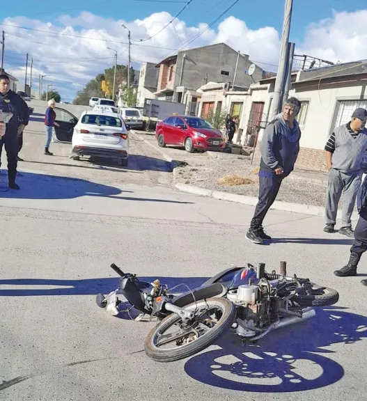 Motociclista chocó violentamente con taxi y fue hospitalizado