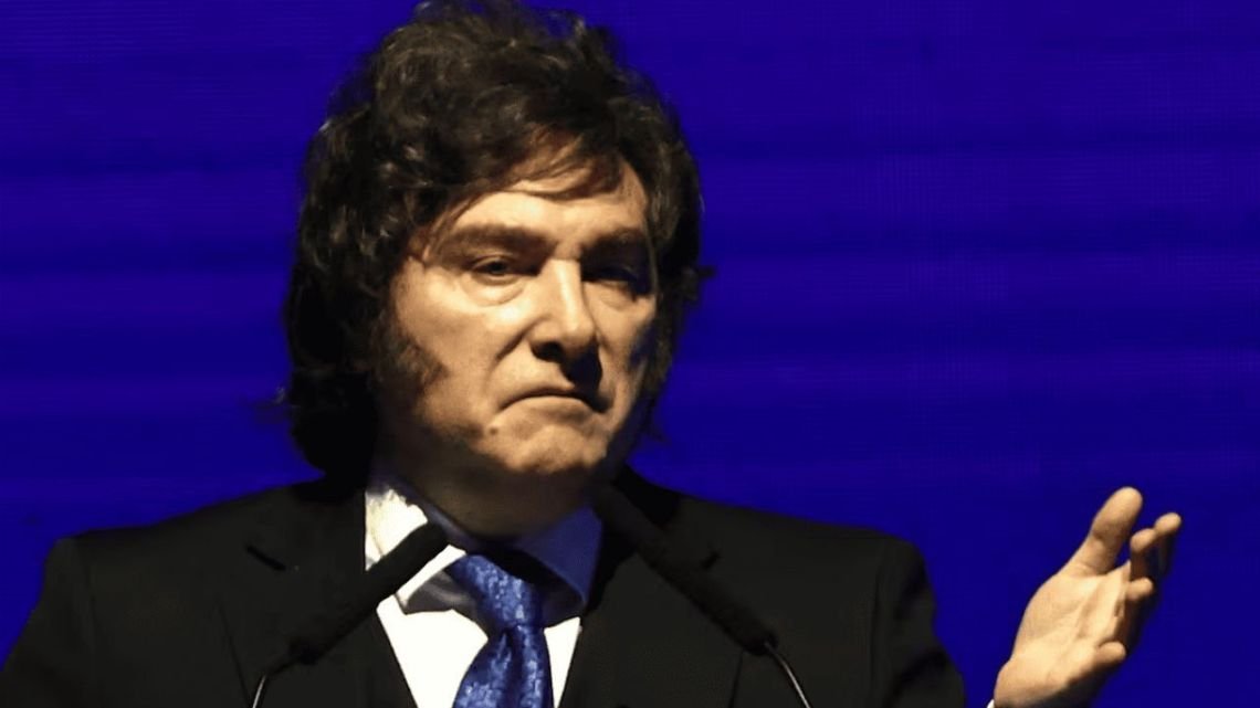 "Ojalá yo pudiera comprarme uno": Milei defendió al diputado del Tesla y apuntó contra periodistas