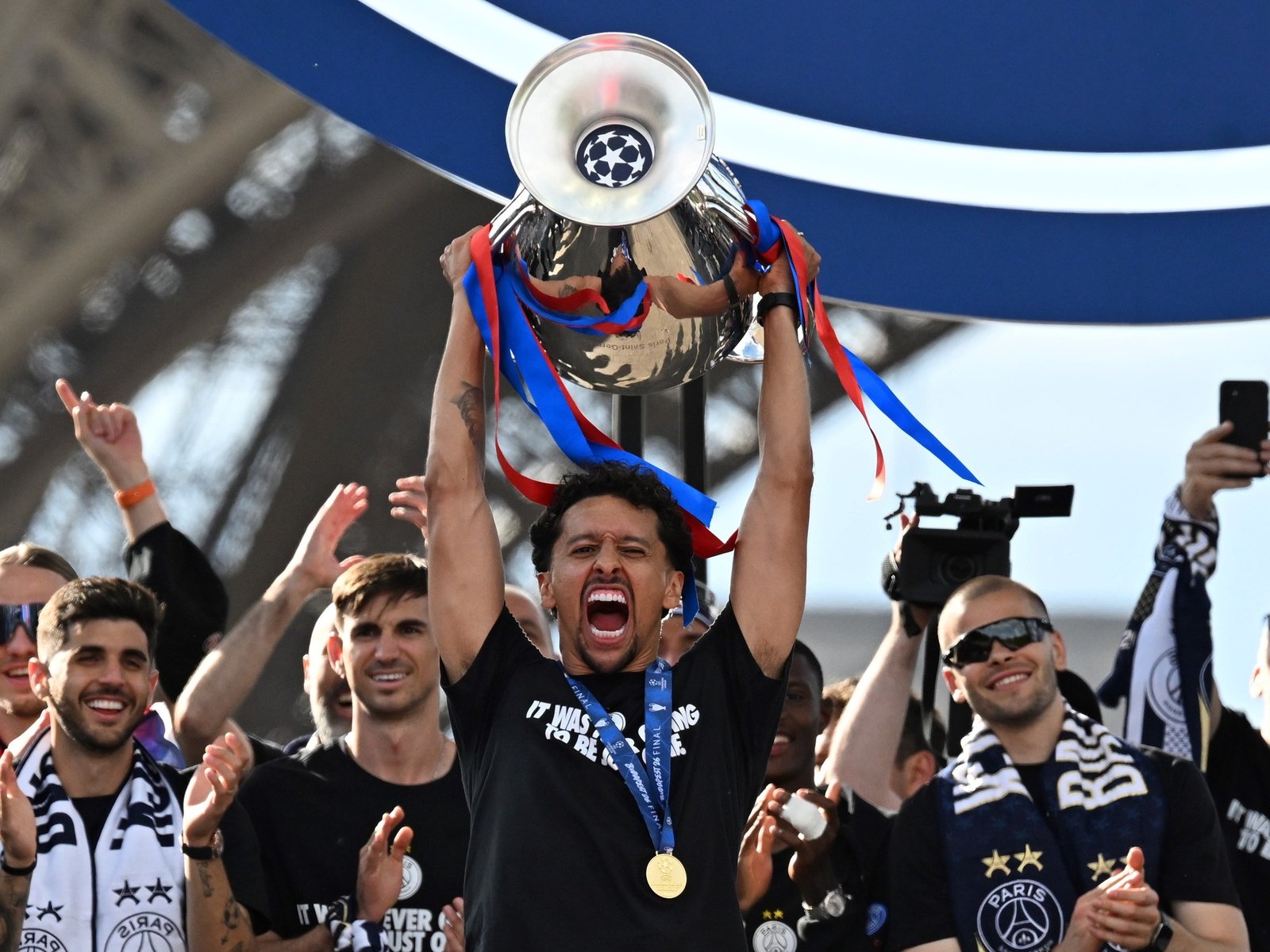 PSG celebró la Champions ante 100 mil fanáticos y fue recibido por Macron, pero los festejos terminaron con 780 detenidos en Francia