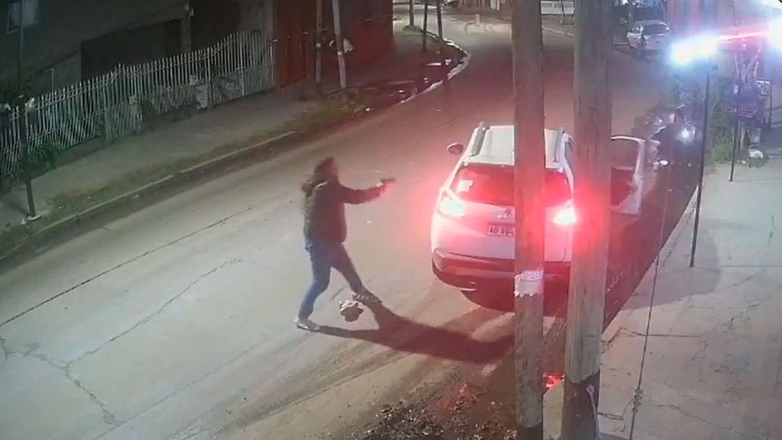 Policía de civil se defendió de un robo a tiros, detuvieron a un sospechoso y buscan a un prófugo